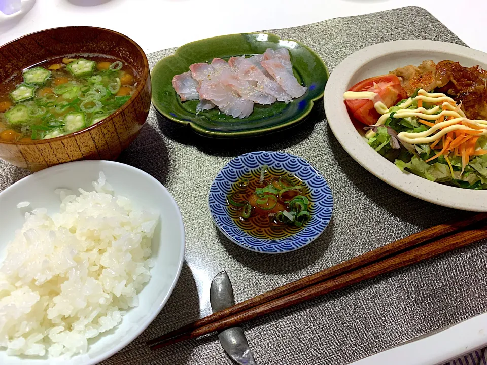 ばんごはん。なめことオクラのお味噌汁、生姜焼き、ヒラメのお刺身。|yukiさん