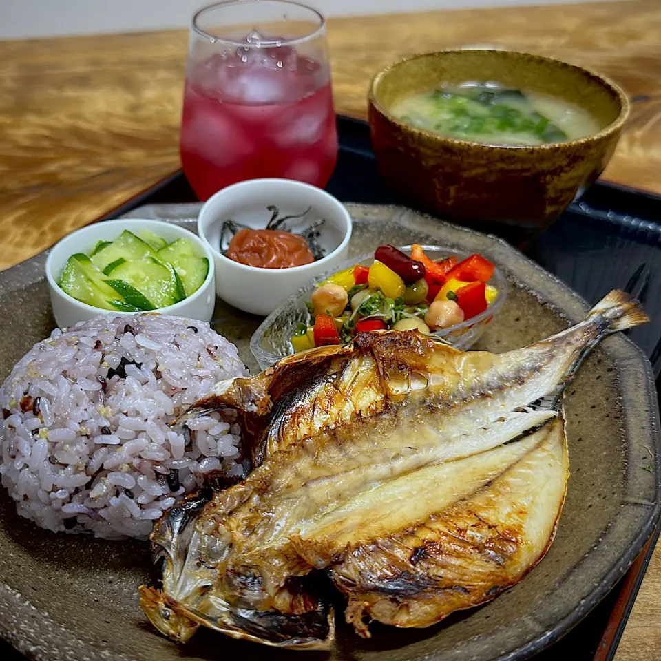 Snapdishの料理写真:鯵の干物で朝ご飯|くまちゃんさん