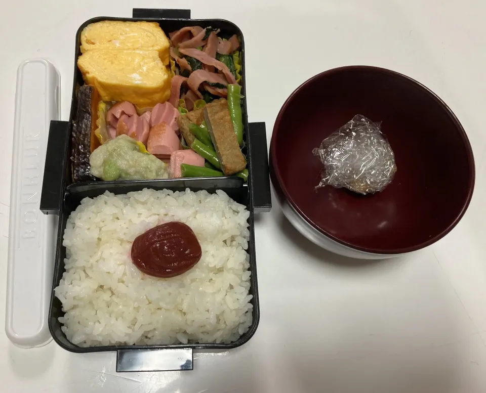 Snapdishの料理写真:パパ弁。今日はノー部活デイなのでパパ弁だけ🤣☆鮭☆卵焼き☆魚ニソ炒め☆ベーコンとほうれん草のソテー☆いんげんとじゃこ天の炒め物☆枝豆ボール☆みそ玉|Saharaさん