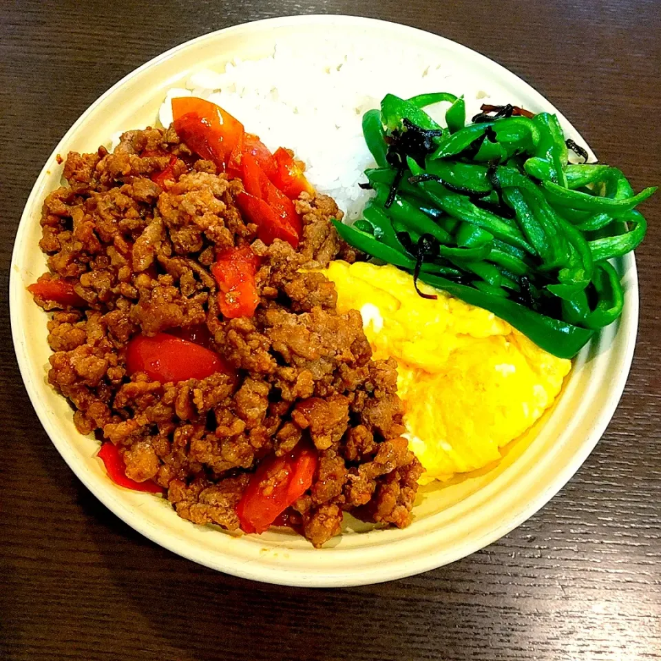 おかちさんの料理 チーズオムレツにトマトミートソースがけ🍅で息子置き弁|Rieさん