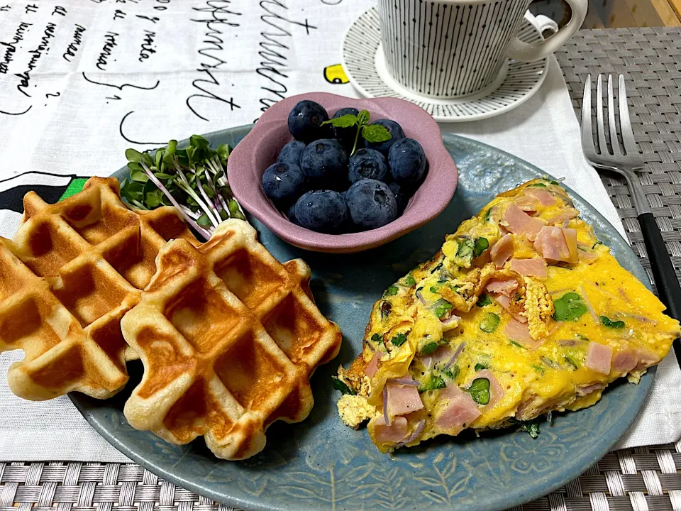 大きな🫐頂きました♪ベルギーワッフルとオムレツで朝食|ヒロコさん