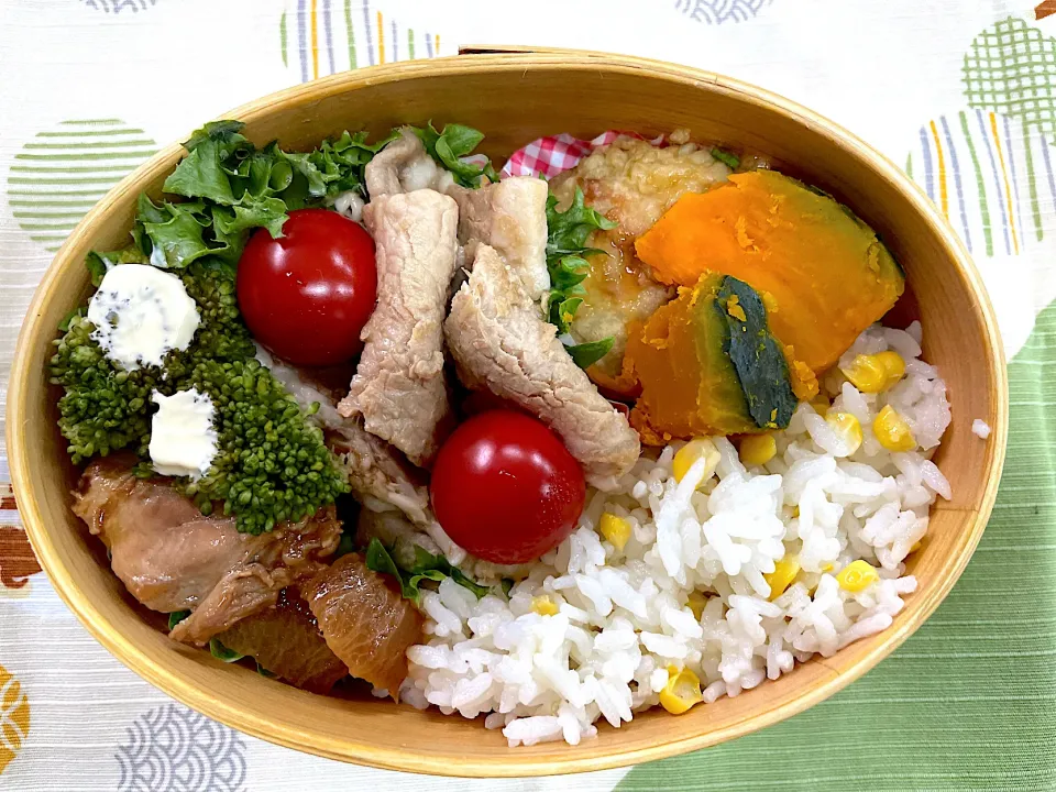 豚肉生姜焼き、鶏大根、カボチャ煮付けのとうもろこしご飯🍱|なお🅿️さん