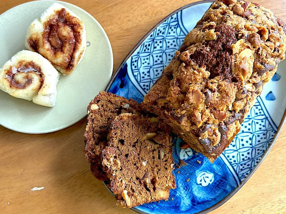 Snapdishの料理写真:シナモンロールの米粉ちぎりパン🍞とコーヒーパウンドケーキ☕️|kiroさん