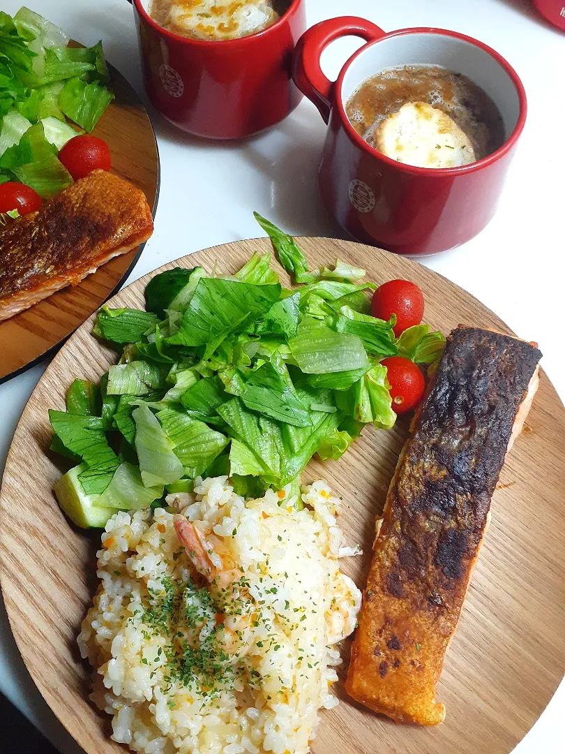 ☆夕飯☆サラダ、エビピラフ、サーモンソテー、オニオングラタンスープ　めっちゃ手抜き(笑)
ピラフは炊飯器に材料入れておまかせ|ｼｮｺﾗさん