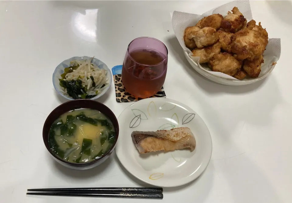 晩御飯☆鶏むねの唐揚げ☆ぶりの塩焼き☆酢の物（もやし・わかめ）☆みそ汁（玉葱・じゃが芋・わかめ）|Saharaさん