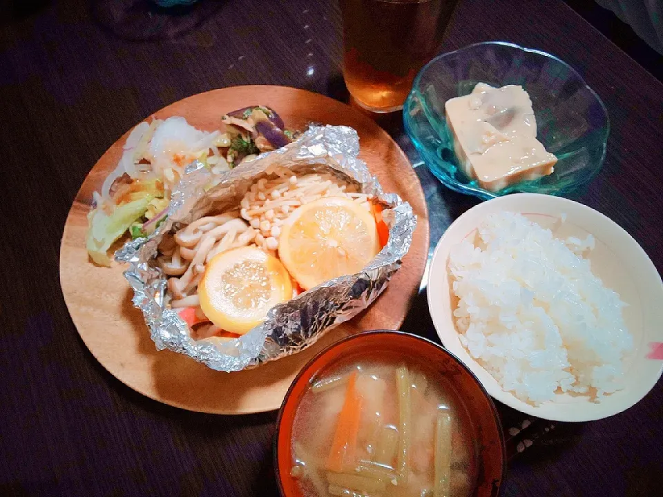 Snapdishの料理写真:ごはん、ウワバミソウの味噌汁、鮭とキノコのレモンバターホイル焼き、ナスとツナのサラダ、レタスサラダ|サトリさん