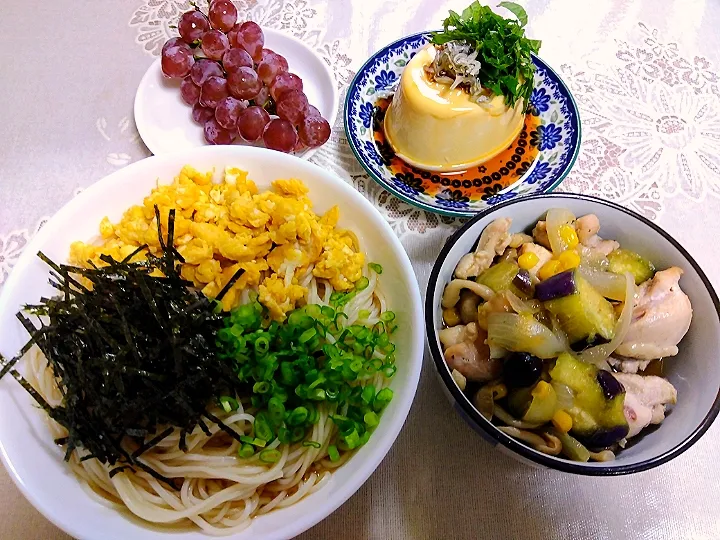 素麺(炒り卵、ネギ、刻み海苔、めんつゆ味)
鶏もも🍆🧅🌽しめじ旨煮
(塩胡椒、酒、すき焼きたれ)
じゃこ大葉冷奴
頂いたデラウェア🍇|m.rafuさん