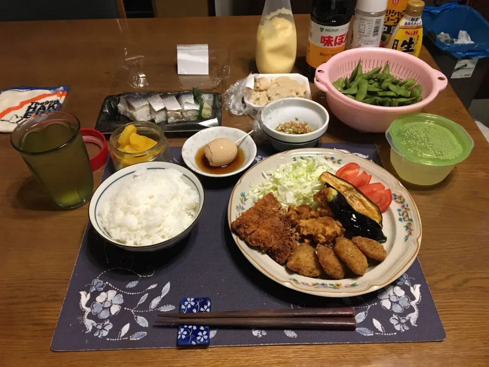 揚げ物盛り合わせ、サラダ、味玉、いるまめ(夕飯)|enarinさん