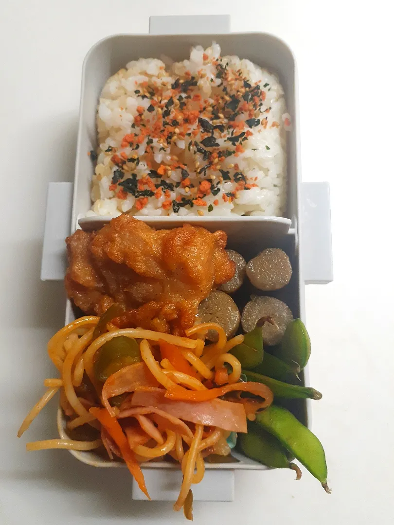 ☆中学生弁当☆明日から夏休み、玄米入り鮭若芽ごはん、牛蒡煮、枝豆、唐揚げ、ナポリタン|ｼｮｺﾗさん