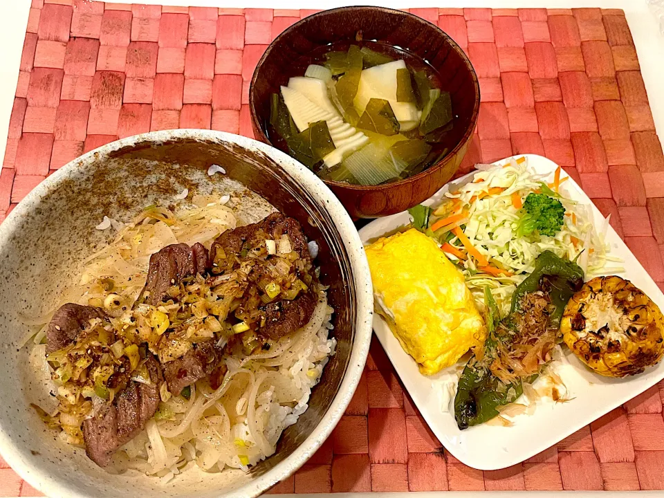 中学生息子のお昼ご飯🍚 ネギ塩タン丼と野菜のバーベキュー🌽🍳|Snow10さん