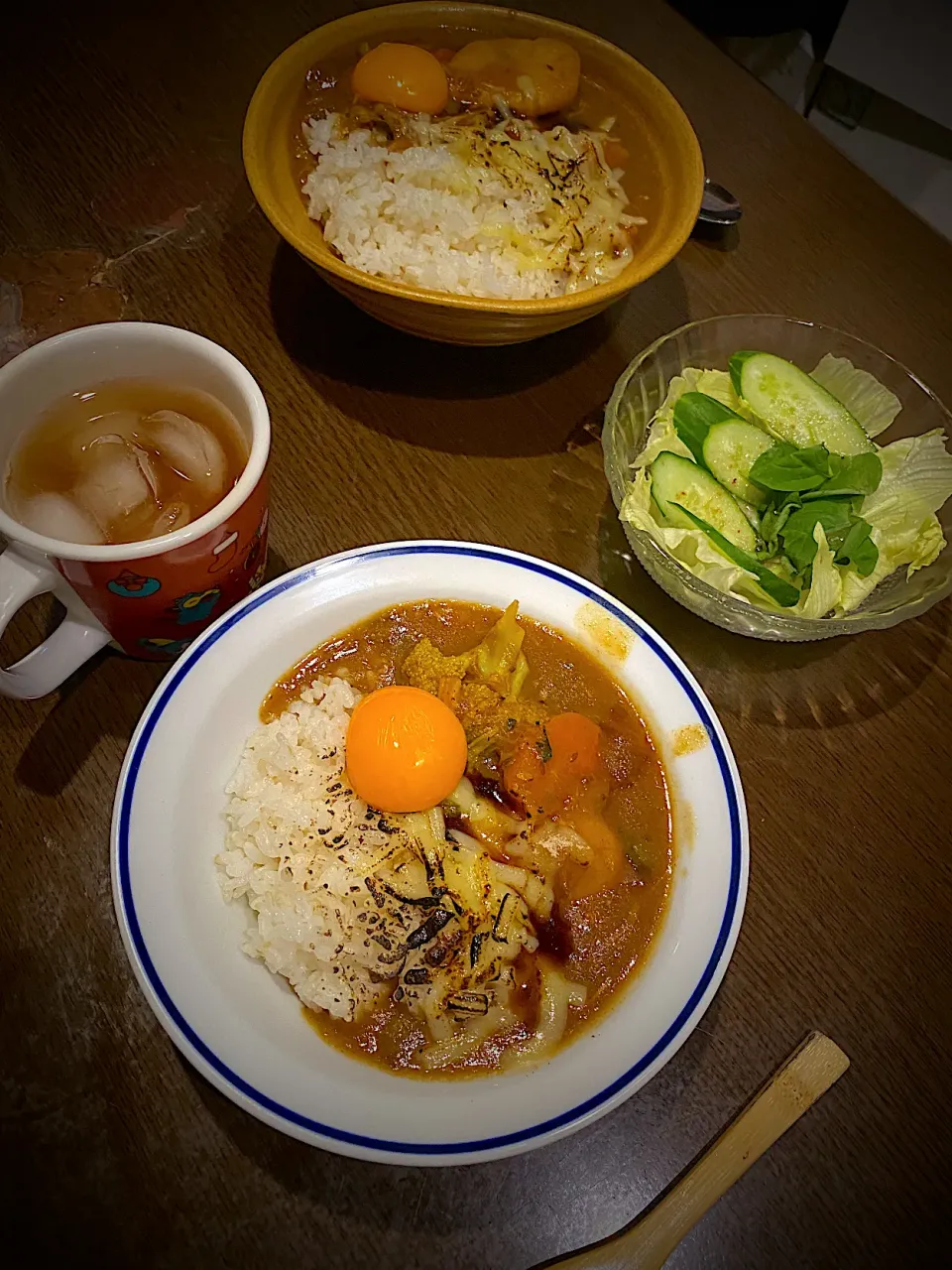 炙りチーズ卵乗せチキンカレー　サラダ　アイスティー|ch＊K*∀o(^^*)♪さん