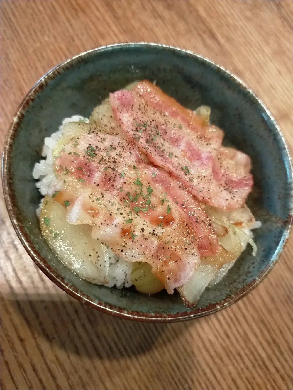 Snapdishの料理写真:カリカリ玉ねぎ&ベーコン丼|Rinkoさん