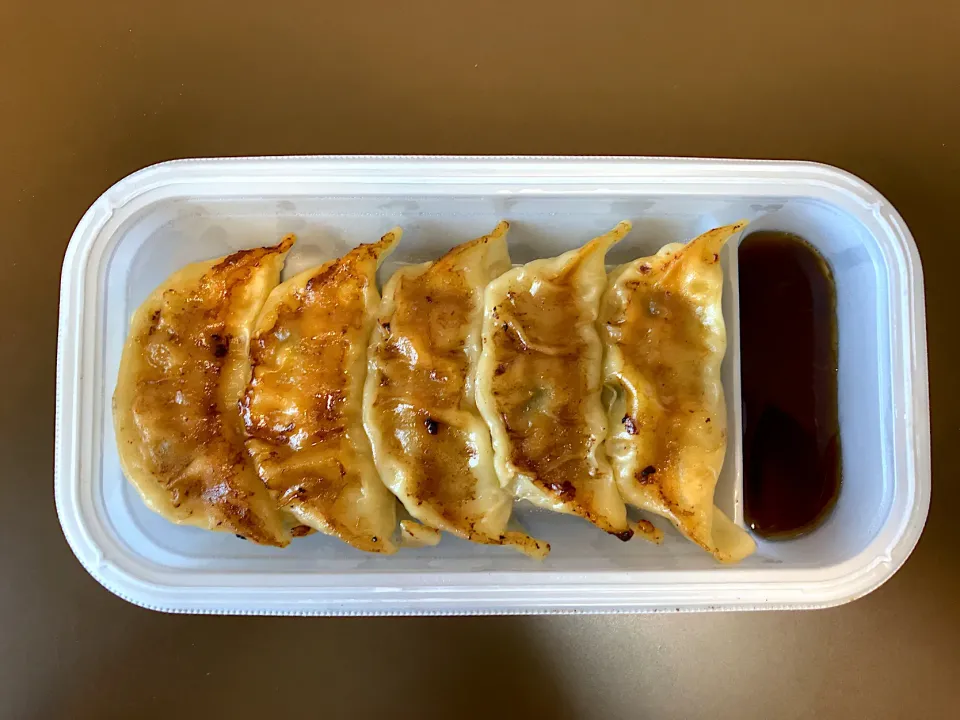 セブン 皮がもっちりジューシー焼き餃子(5個入)|ばーさんさん