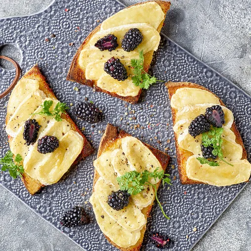 カマンベールとブラックベリーのブルスケッタ|東京デーリーさん