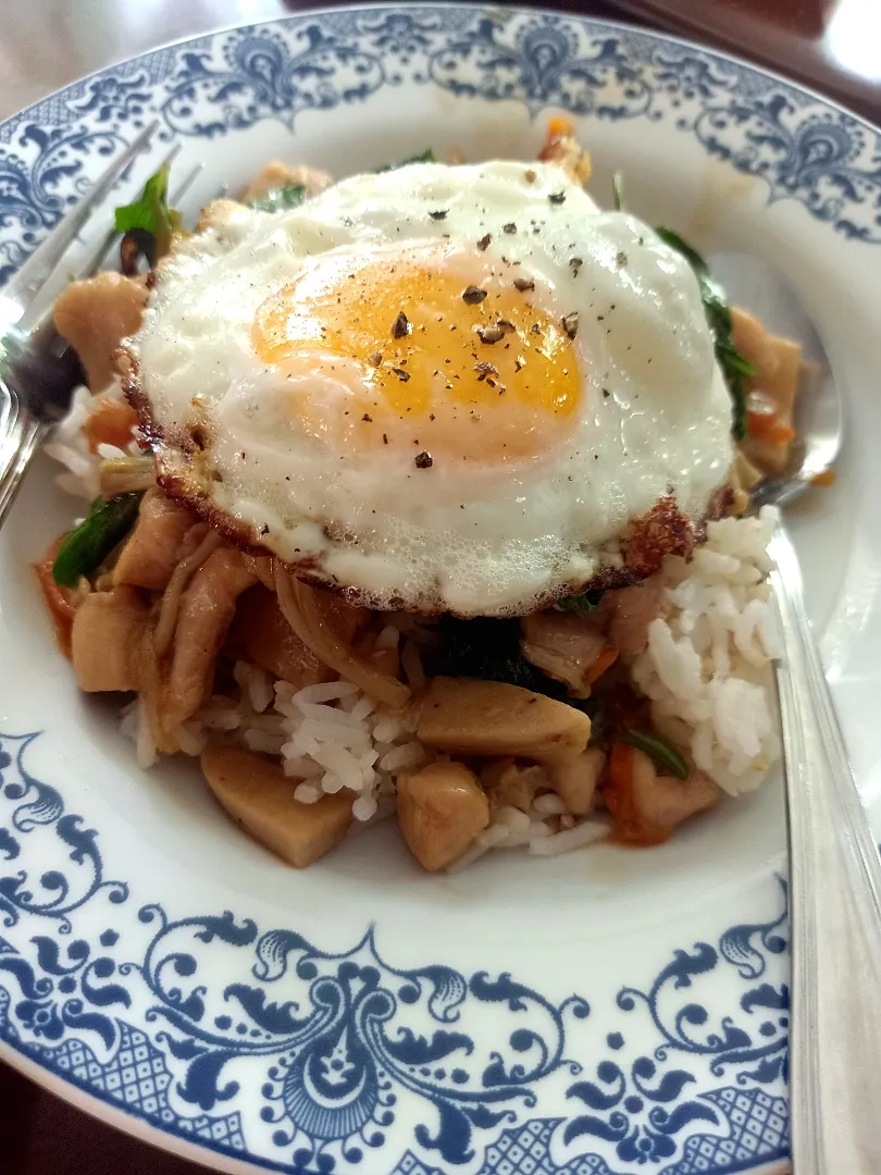 Home-cooked Gaprao Moo Yaw w/ Chicken Topped w/ Fried Egg (กระเพราไก่&หมูยอ+ไข่ดาว) 🌶️🐔🌶️🍳🤤|An'leeさん