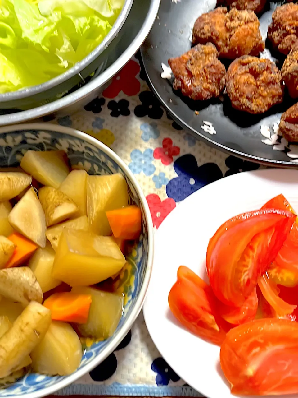 根菜の煮物　唐揚げ　トマト🍅　レタス🥬|4jinoanataさん