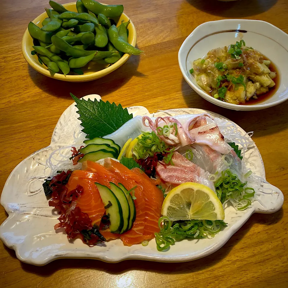 サーモンと鯛とイカの刺身と、枝豆と、焼き茄子|もえさん