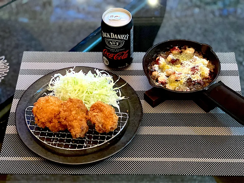 ⁡
⁡
今夜の娘の晩酌ごはん🏮🍻
⁡
昨夜娘が晩酌しながらヒレカツ食べたいと言っていたので、今夜ははヒレカツ✨
⁡
帰宅して、晩酌おつまみ作って「ご飯できたよー」ってリビングに呼んだらヒレカツでめっちゃ喜んでた😆
そんなに喜ぶの？ってくらい。
人に食べたいもの作らせるの上手かも🤣
⁡
もう一品は先日女子会でクラ|yokoさん