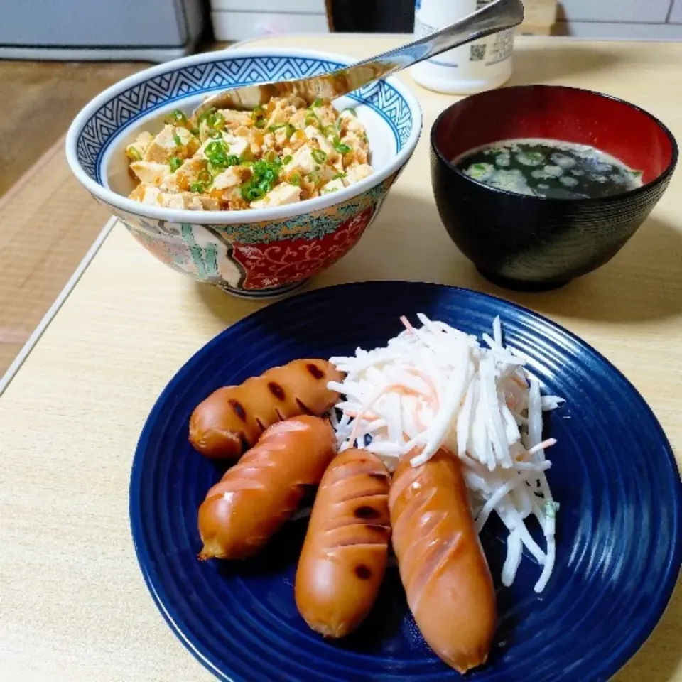 冷やし麻婆豆腐丼
フランクフルトと大根サラダ
わかめスープ。|ariyo4200さん