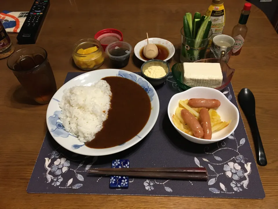 カレーライス、クレイジーソルトで味付けしたチーズソテー、マヨキュー、冷奴(夕飯)|enarinさん