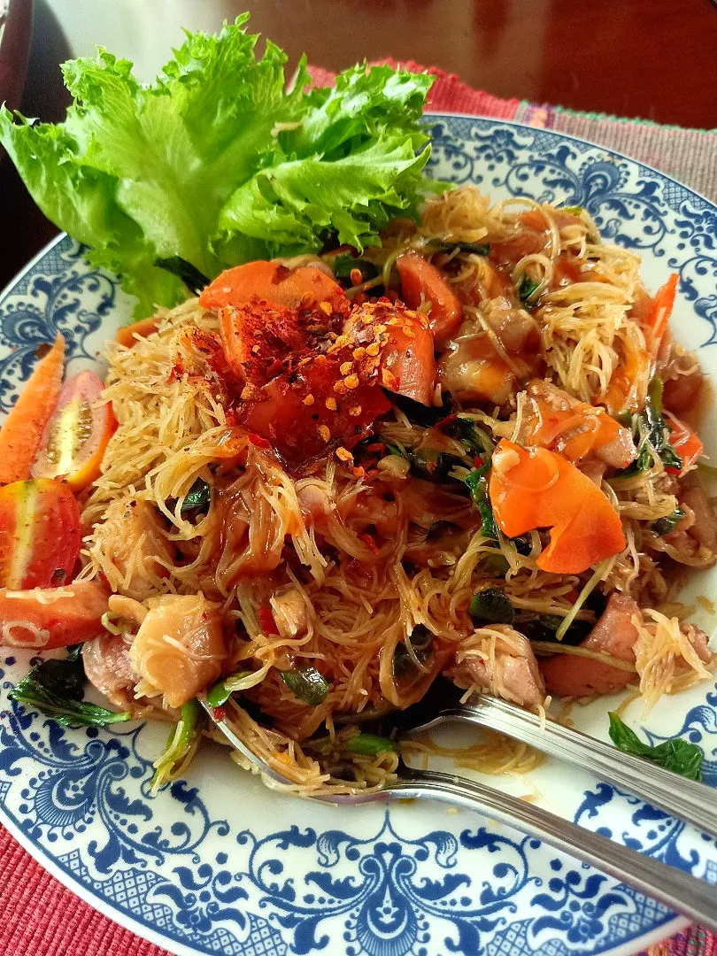 Snapdishの料理写真:Spicy Stir-Fried Rice Vermicelli w/ Holy Basil, Chicken & Sausages (ผัดหมี่ขี้เมาไก่ & ไส้กรอก) 🤤🌶️🐔🌶️🥡|An'leeさん