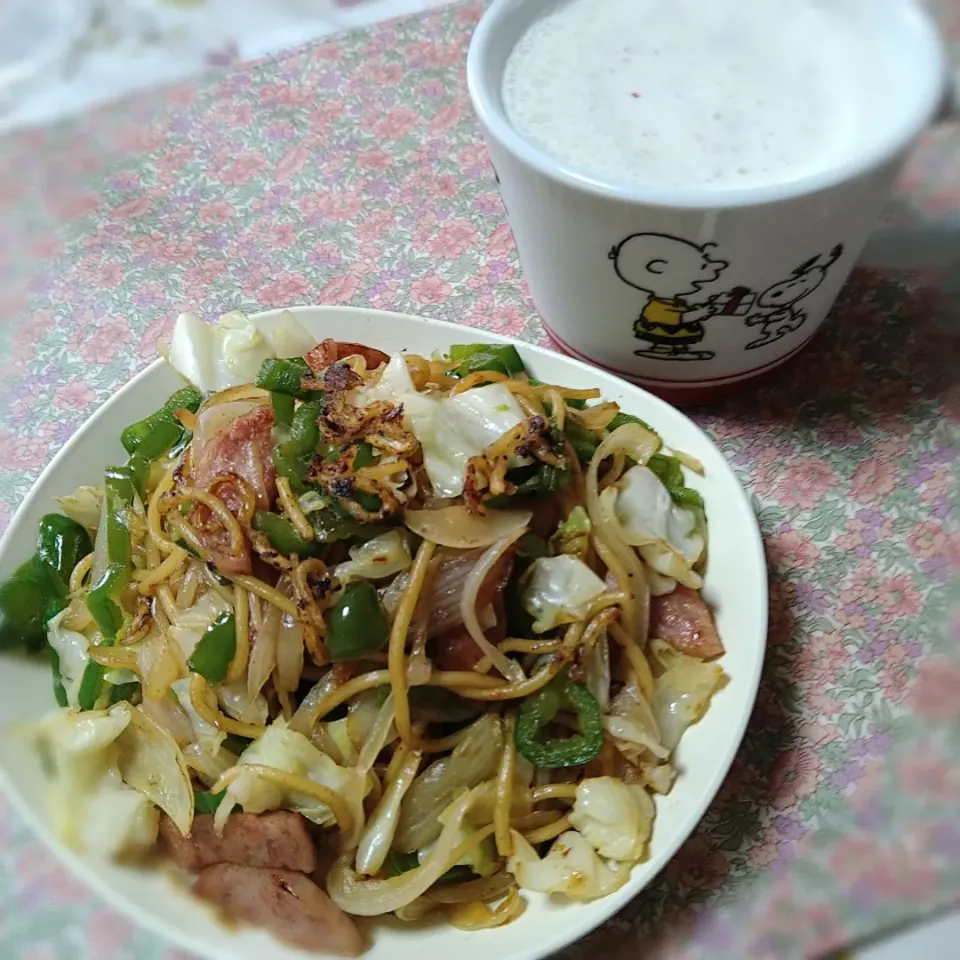 雲仙ハム入り塩焼きそば
ラッシー(リンゴとバナナ)|トケイソウさん