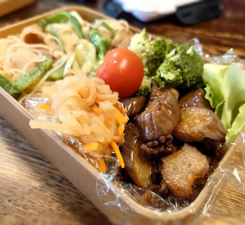 Snapdishの料理写真:麻婆茄子と焼きビーフン弁当(*^^*)|しーPaPaさん