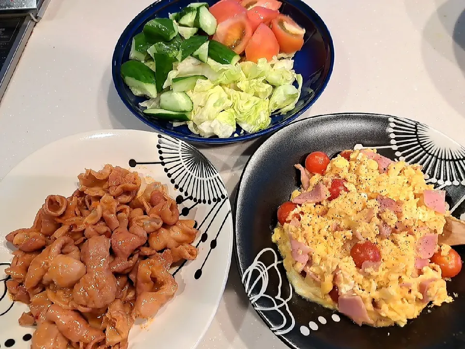 私が遅番の作り置き晩ごはん・豚ホルモンピリ辛炒め、ベーコントマトエッグ、野菜サラダ|Sacchinさん