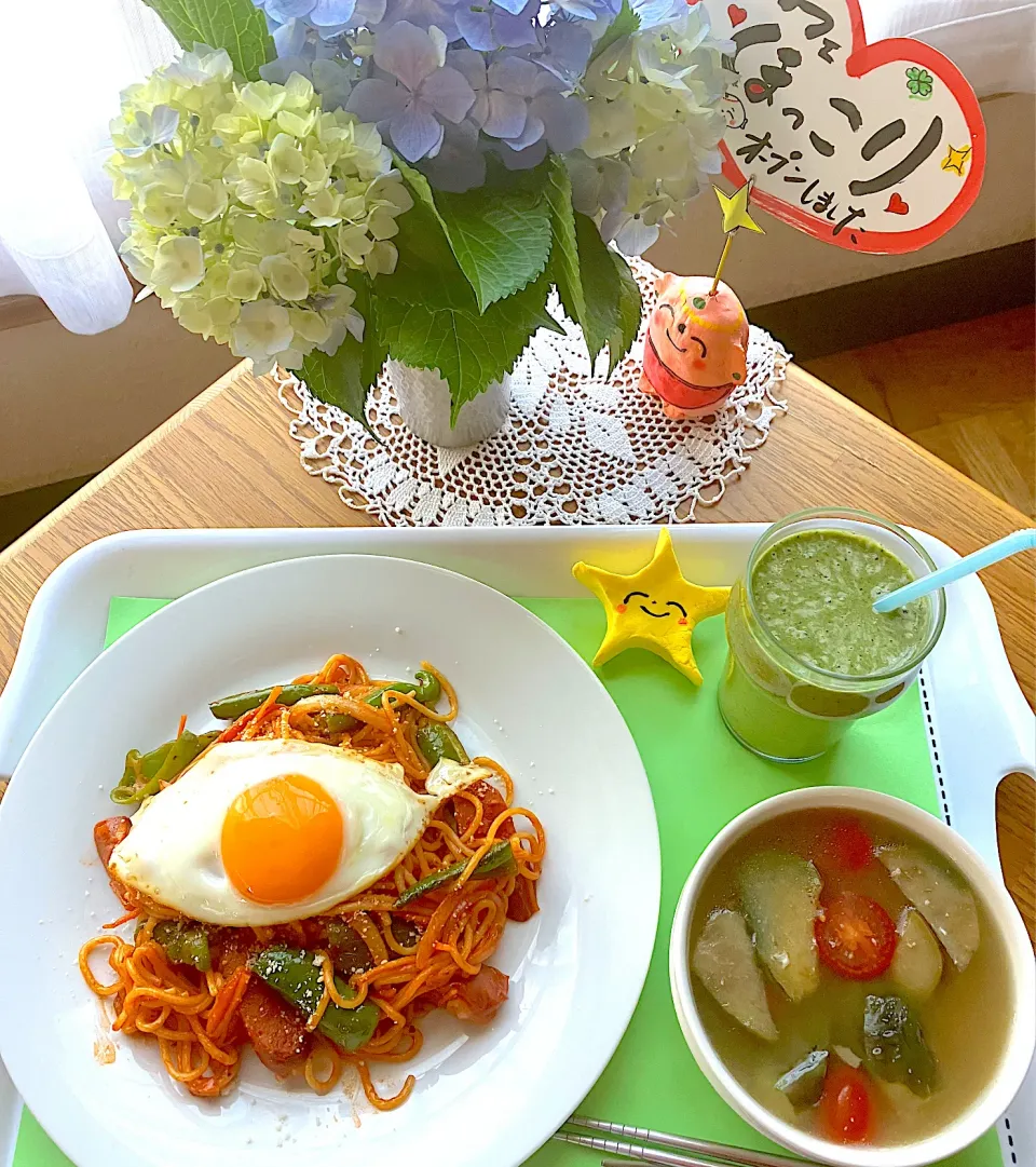 カフェモーニングはナポリタンスパゲティ🍝茄子とトマト冷やし味噌汁🍅ほうれん草スムージー💪|HAMI69さん