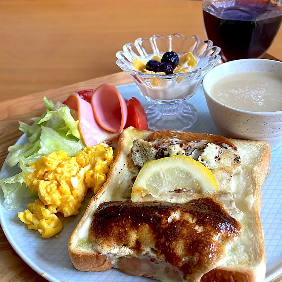 ひとりおうちでお昼ご飯　　　　　　　　　　　　　　焼きバナナトースト🍞|mokoさん