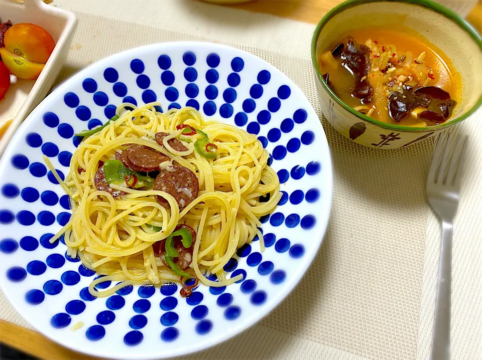 サラミとピーマンのペペロンチーノ🫑、キムチとキクラゲのスープ🥣|1614さん