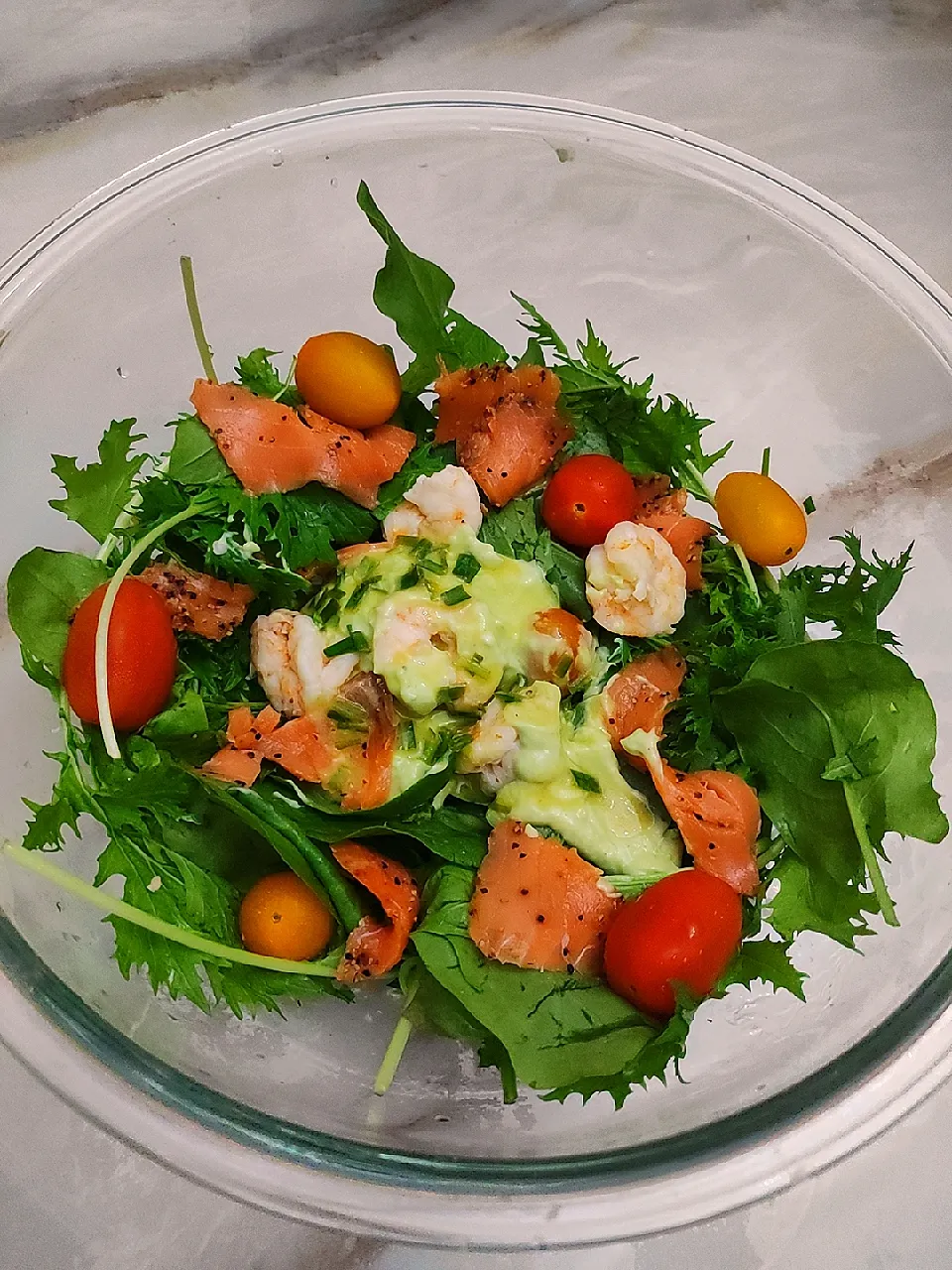 Smoked salmon avocado and King prawn salad|Jocelyn SETさん