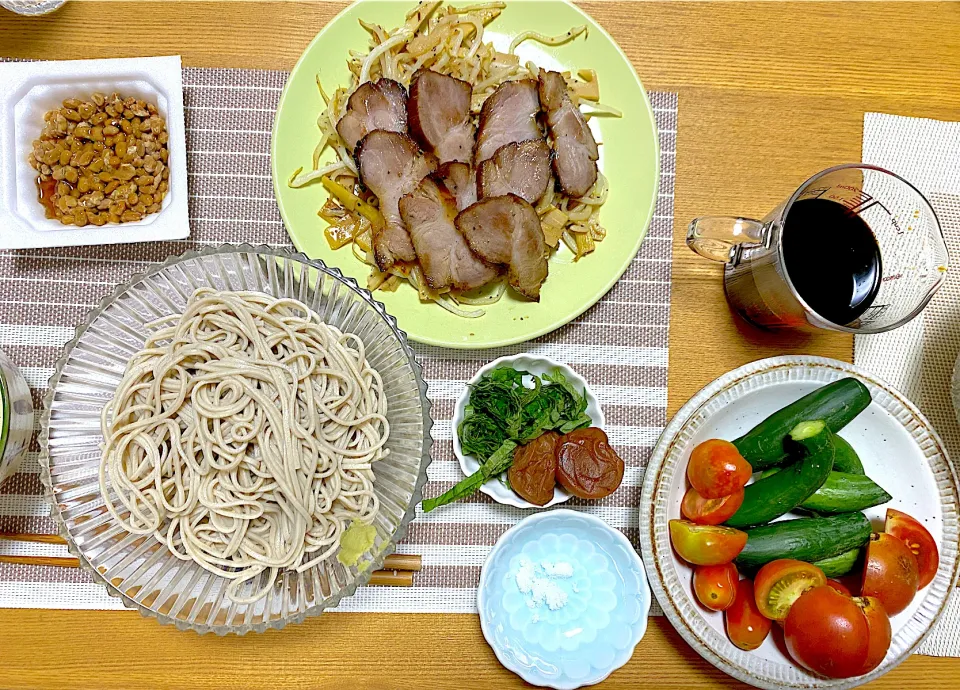 Snapdishの料理写真:今井真実さんの焼き豚🐖、妻有そば、畑の夏野菜🍅🥒|1614さん