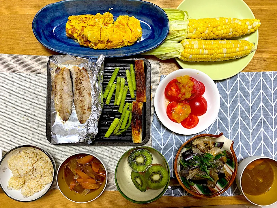 卵焼き🥚、蒸しとうもろこし🌽、飛び魚焼き🐟、アスパラとちくわのグリル、味噌汁、今井真実さんの梅ピュレトマト🍅、キウイ|1614さん