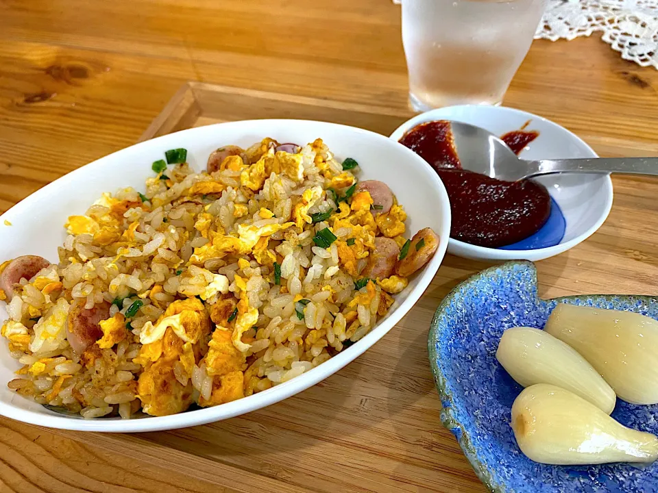 お昼ご飯の炒飯。1ヶ月前に漬けたらっきょうをあげてみた。⭕️|チルさん