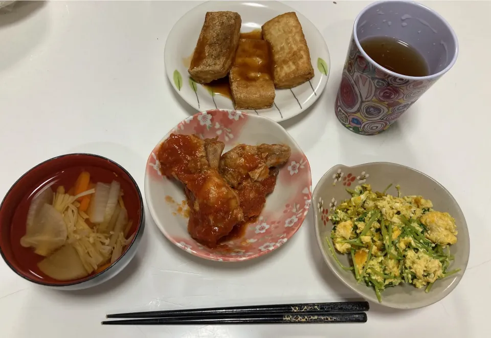 Snapdishの料理写真:晩御飯☆豆苗の卵炒め☆手羽元のトマト煮☆焼き厚揚げ☆野菜のすまし汁（大根・人参・えのき）|Saharaさん