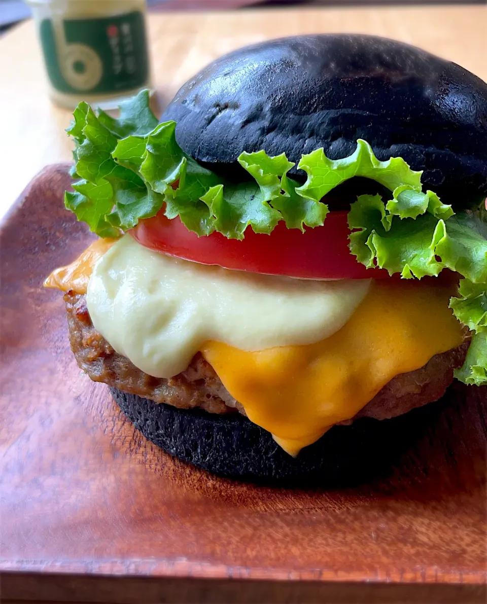 竹炭バンズで竹炭チーズバーガー🍔青パパ辛ディップ〜|9421beruさん