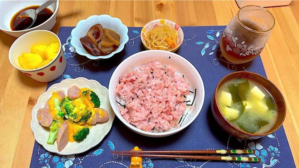 タレマグロ丼、味噌汁(豆腐、ワカメ)、魚肉ソーセージブロッコリーチーズ、イカいも大根、切り干し大根|world_herさん