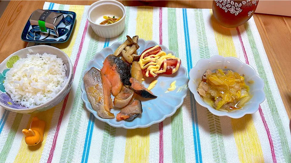 焼き鮭、トマトマヨネーズ、エリンギ炒め、豚と白菜のあんかけ、漬物、お菓子|world_herさん