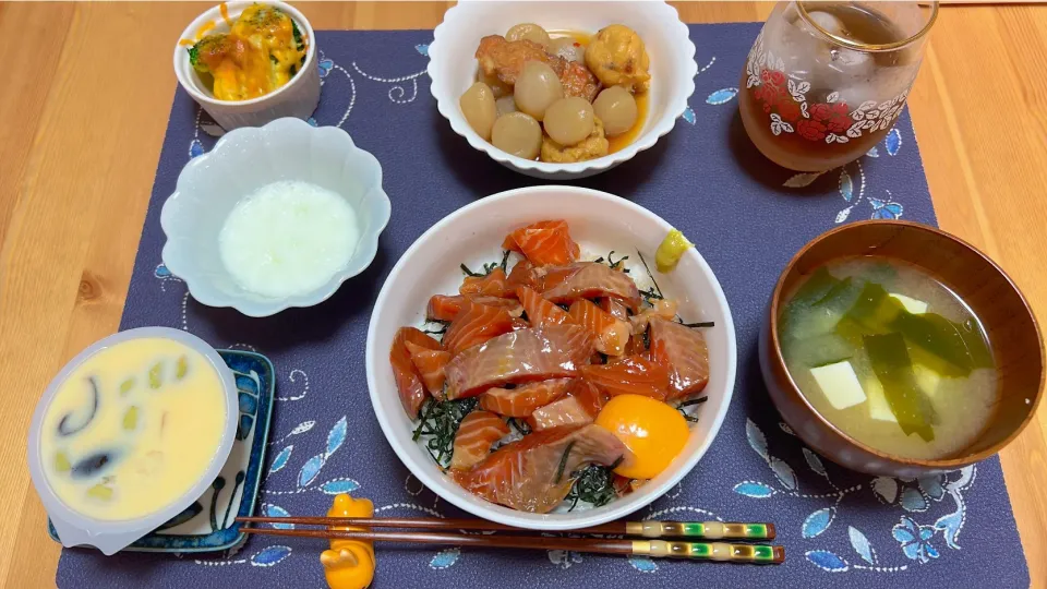 サーモン漬け丼(黄身乗せ)、味噌汁(豆腐ワカメ)、ブロッコリーチーズ、厚揚げがんもどき丸こんにゃく、冷たい茶碗蒸し、卵の白身|world_herさん