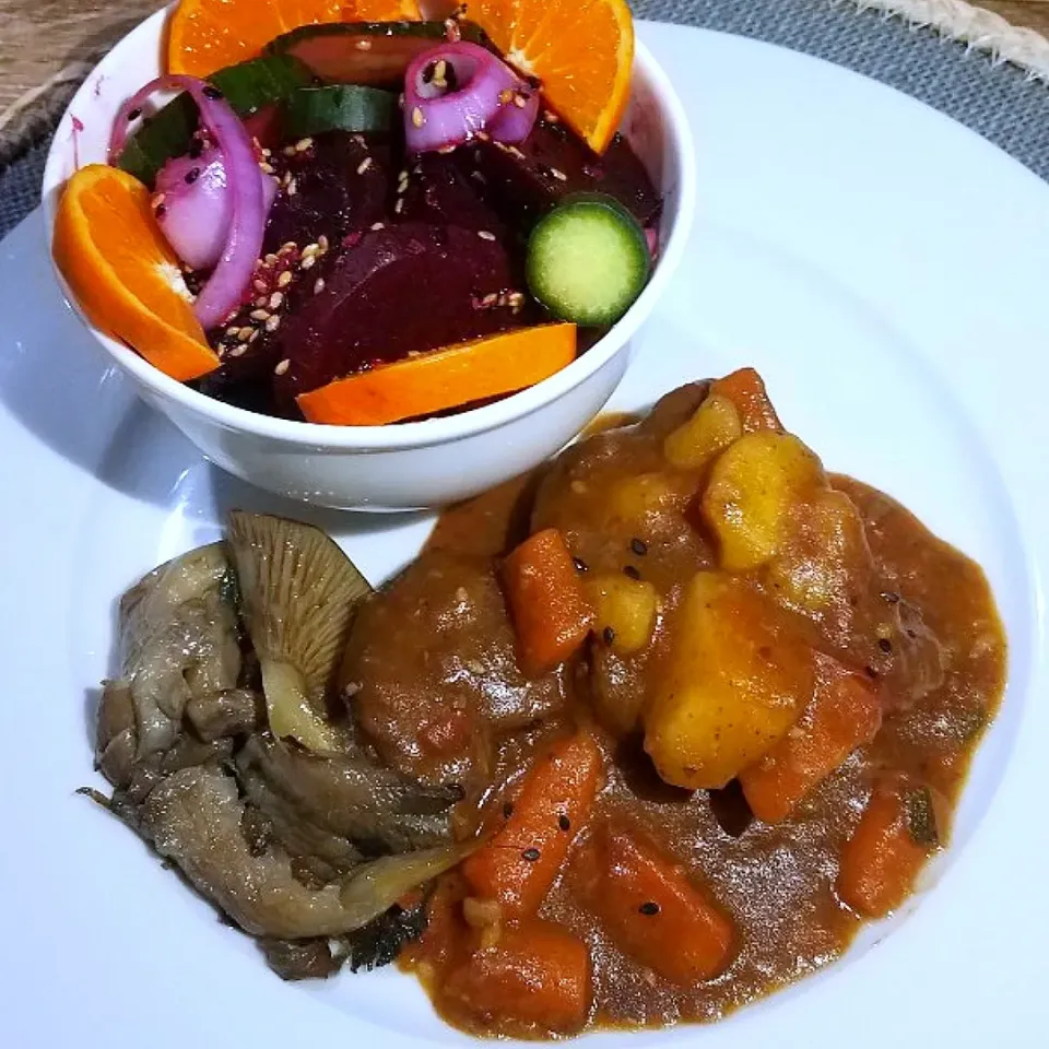 cucumber and beetroot salad with mushroom and beefstew|Busisiwe Malunduさん