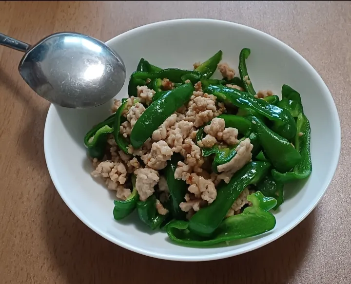 ピーマンと鶏挽き肉の炒め物|ナナさん