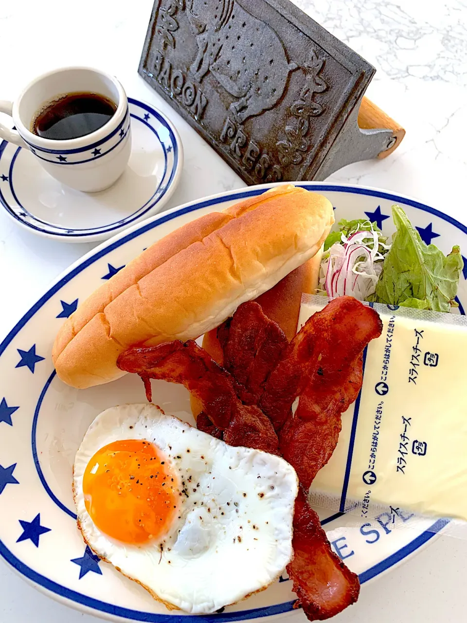 朝食✨カリカリベーコン🥓ベーコンプレス。ちょい焦げた…|まりっぺさん