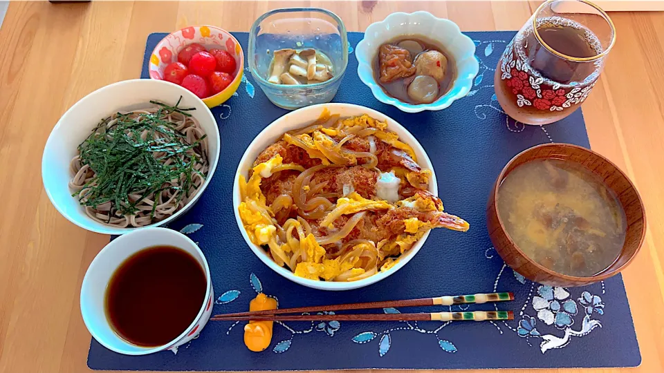 天丼、蕎麦、トマト、エリンギ炒め、丸こんにゃくがんもどき、味噌汁(なめこ、豆腐)|world_herさん