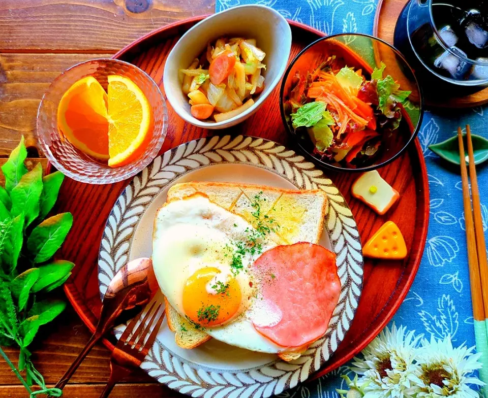 休日の朝ごはん✨
ハムエッグトースト|さらママさん