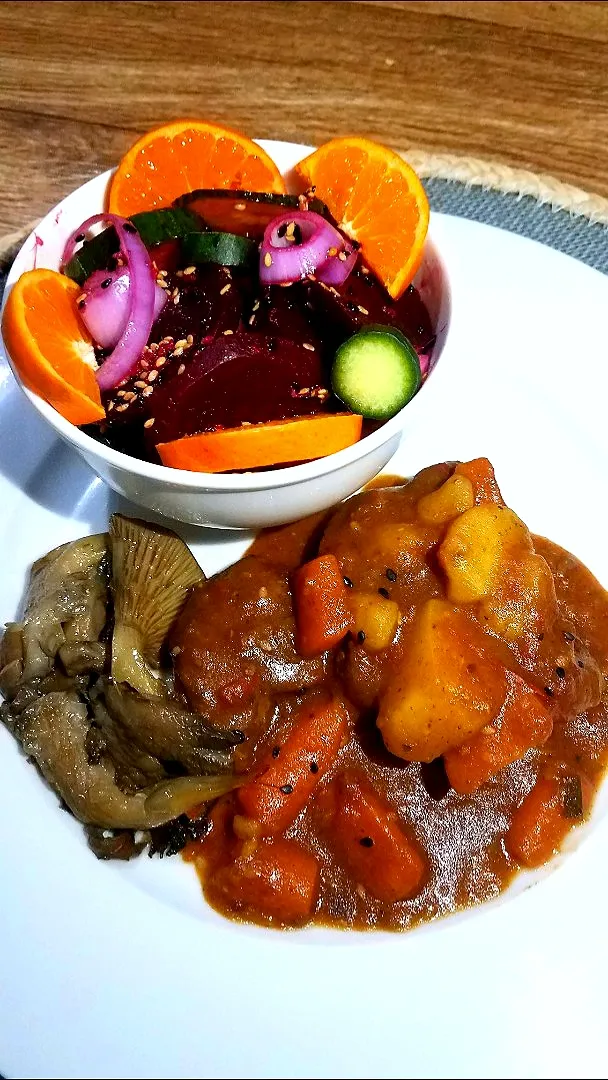 beetroot and cucumber salad, mushroom and beefstew|Busisiwe Malunduさん