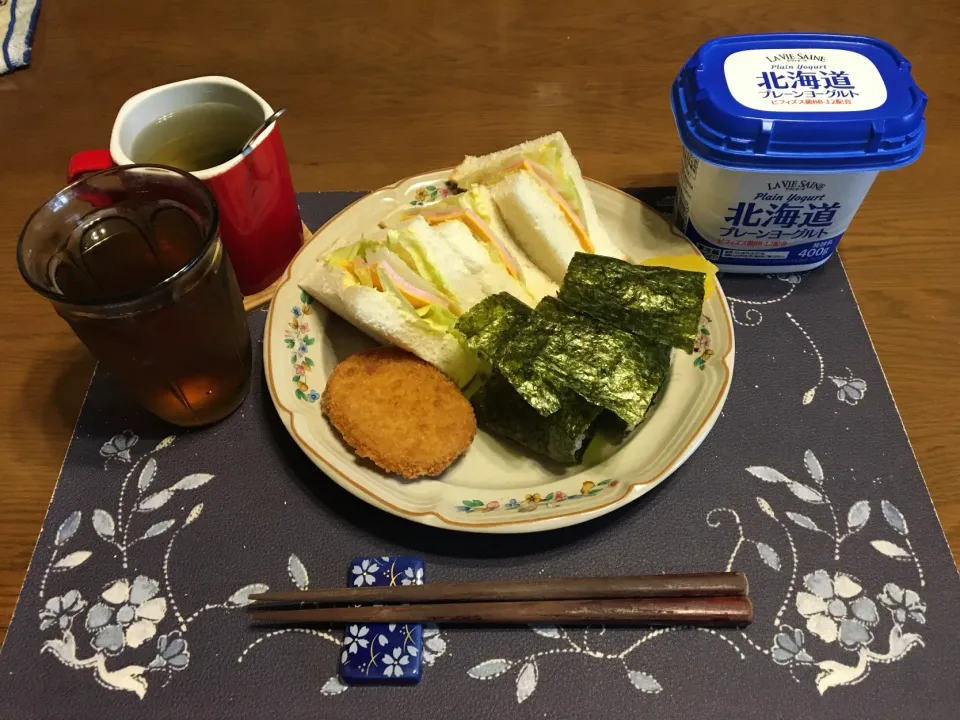 サンドイッチ、おにぎり、コロッケ、ジャムヨーグルト(昼飯)|enarinさん