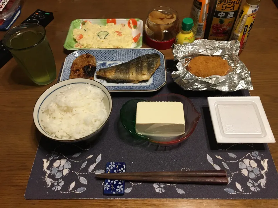 真ほっけ干しの焼き物、じゃこ天、冷奴、ポテトサラダ、コロッケ、納豆(夕飯)|enarinさん