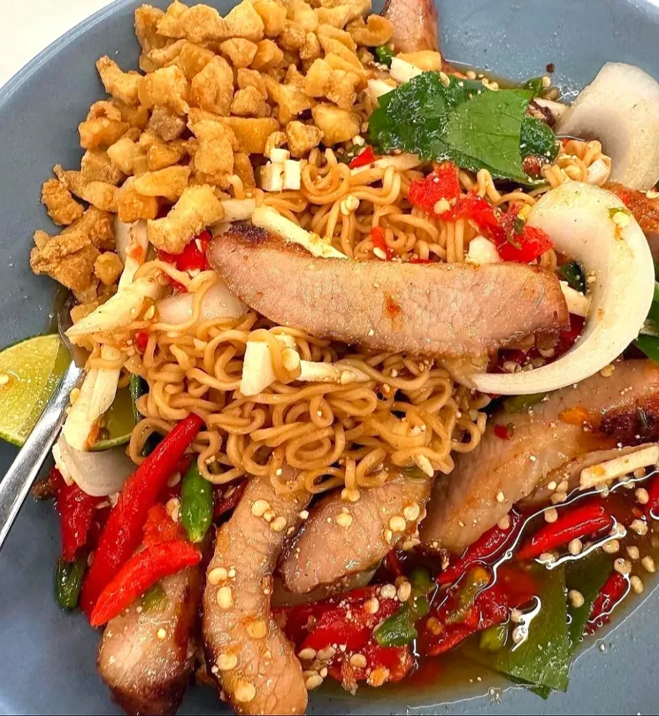 Spicy Grilled Pork Neck Salad w/ Instant Noodle Served w/ Crispy Pork Crackling 🌶️🐷🌶️🥗🥰 (ยำมาม่าคอหมูย่าง) |An'leeさん