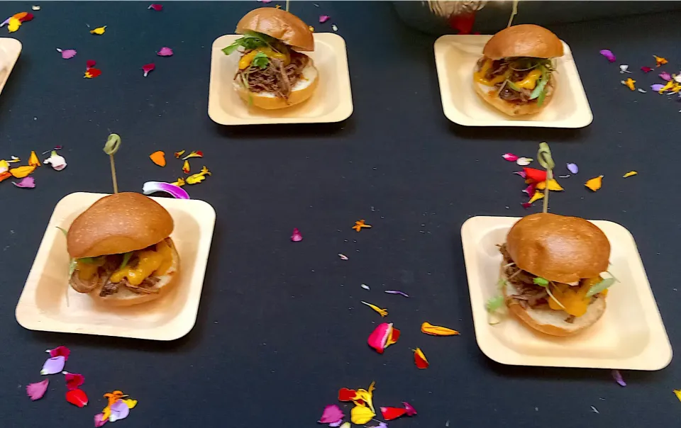 BentoFox's dish プルドポークスライダーにマイクロコリアンダーとスパイシーなチポトレハニーマスタードをトッピング  Pulled pork sliders topped with Micro cilantro & spicy chipotle honey mustard|BentoFoxさん